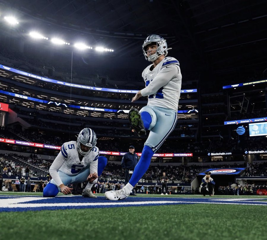 Brandon Aubrey during a kick.