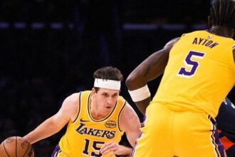 Austin Reaves and Ayton in a Pick n Roll, supporting LeBron in scoring