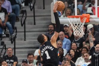 Victor Wembanyama dunking.