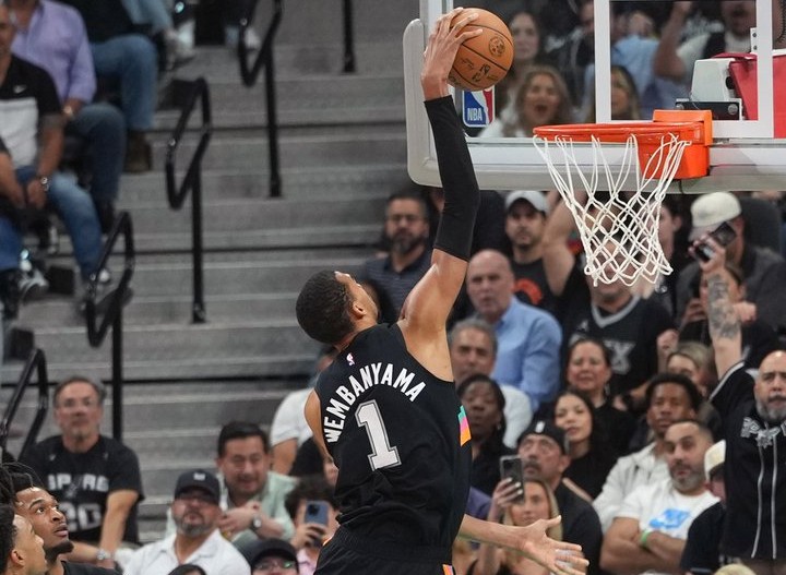 Victor Wembanyama dunking.