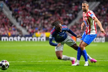 Eberechi Eze goes down from David Hancko's challenge