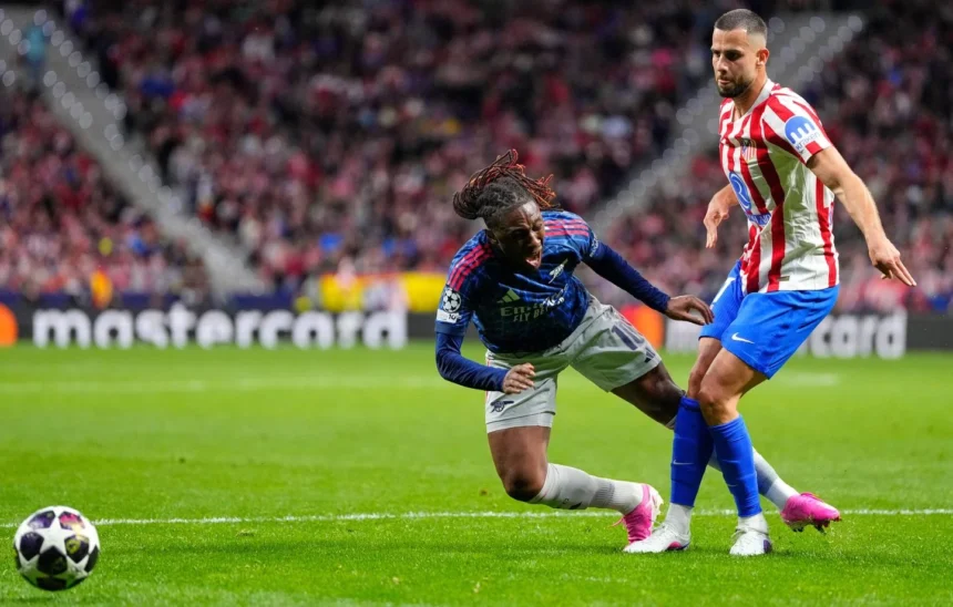Eberechi Eze goes down from David Hancko's challenge