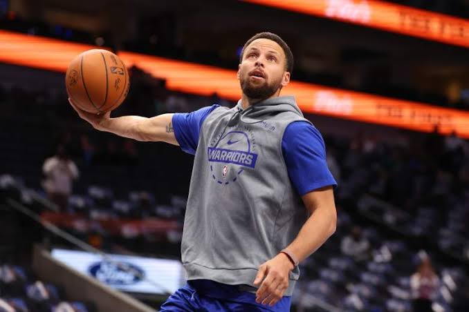 Stephen Curry warms up before game against the Milwaukee Bucks at Fisery Forum.