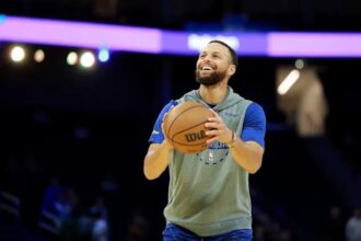 Stephen Curry warms up before game against Milwaukee Bucks at Fisery Forum