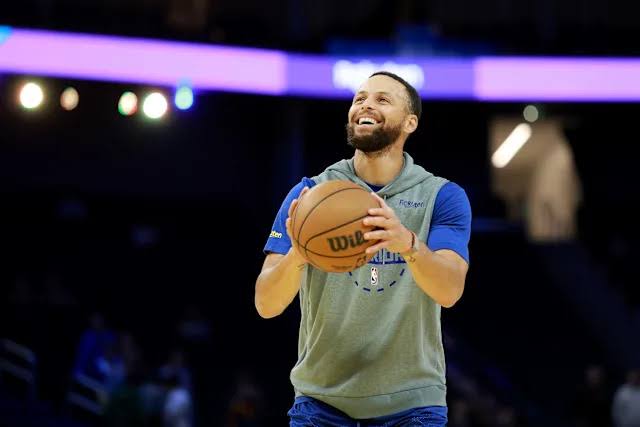 Stephen Curry warms up before game against Milwaukee Bucks at Fisery Forum