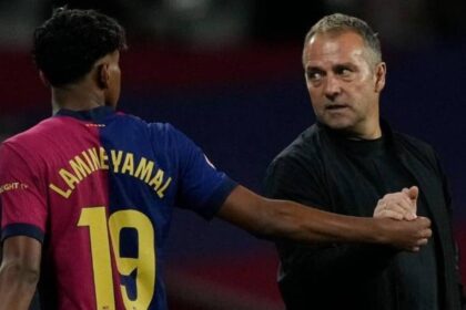 Lamine Yamal moves past Hani Flick after substitution