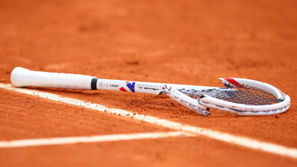 Me3dvedev's broken racquet