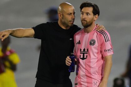 Mascherano passing instruction to Messi