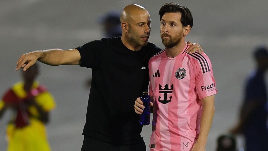 Mascherano passing instruction to Messi