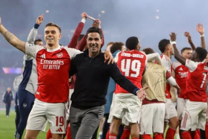 Arteta celebrates with players and fans after 2-1 win aggregate over Atletico Madrid in the Champions League semis