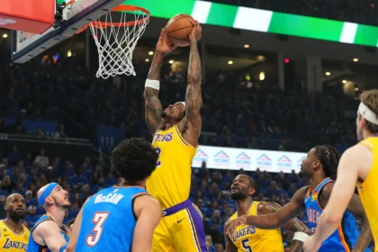 Lakers forward Vanderbilt suffers 'gruesome' injury to right pinkie while trying to block shot