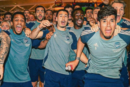 Arsenal celebrate after Man City draw Bournemeouth