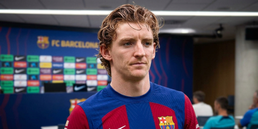 Anthony Gordon in Barcelona shirt