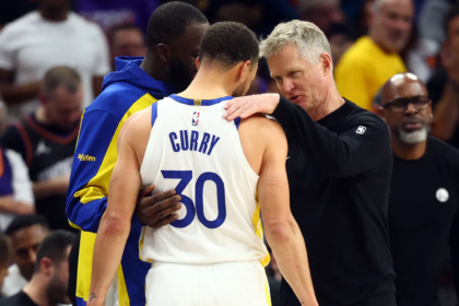 Warriors-Steve-Kerr-sharing-a-moment-with-Steph-Curry-Draymond-Green.
