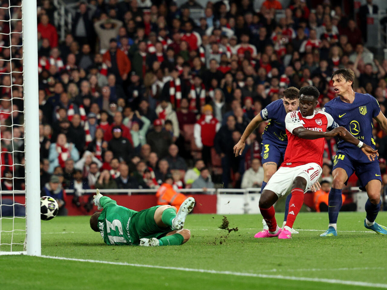  Bukayo Saka's 45th-minute tap-in gave the Gunners a 2-1 semifinal aggregate win over Atlético Madrid.