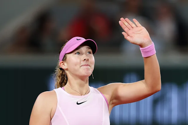 Mirra Andreeva in action at Roland Garros