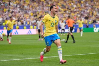 Gabriel Martinelli celebrates his winning goal