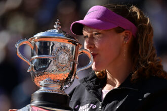 Mirra reaches the crown
