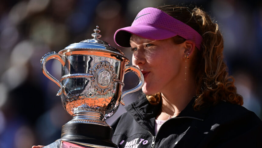 Mirra reaches the crown