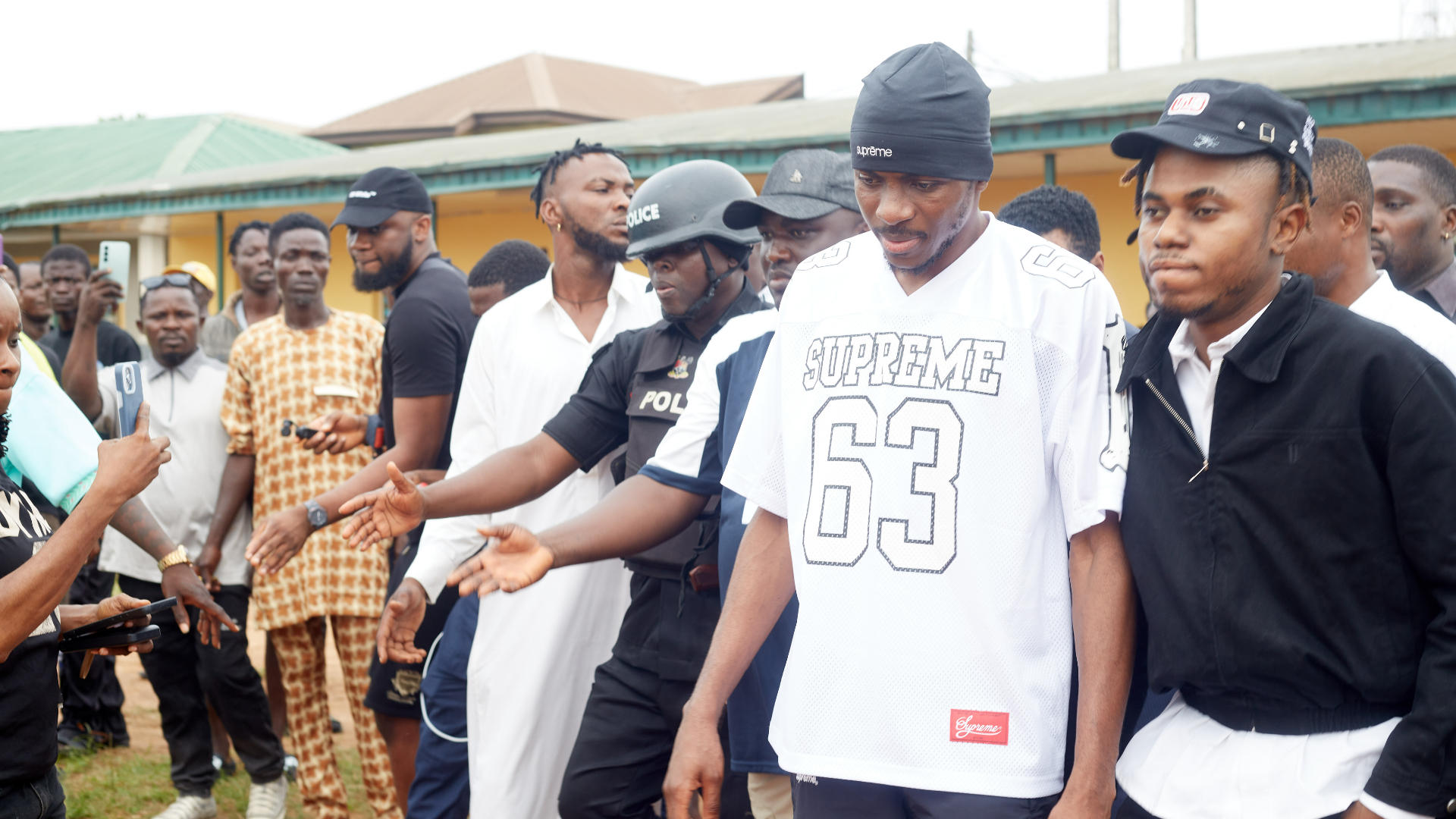 Victor Osimhen returns to the pitch where it all started at Olusosun, Ojota to inspire young footballers. 