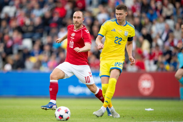Eriksen in action against Ukraine before collapse