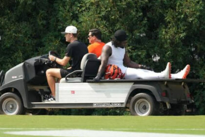 Bengals' Shemar Stewart carted off with left leg injury