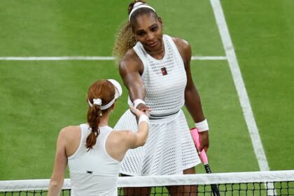 Serena Williams hurts knee at Wimbledon; return with Venus in double